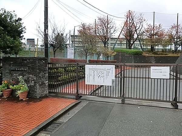 横浜市立都田西小学校まで240m、徒歩約3分です。