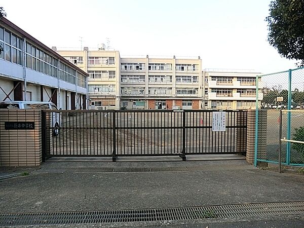 横浜市立新井中学校まで1565m、徒歩約19分です。