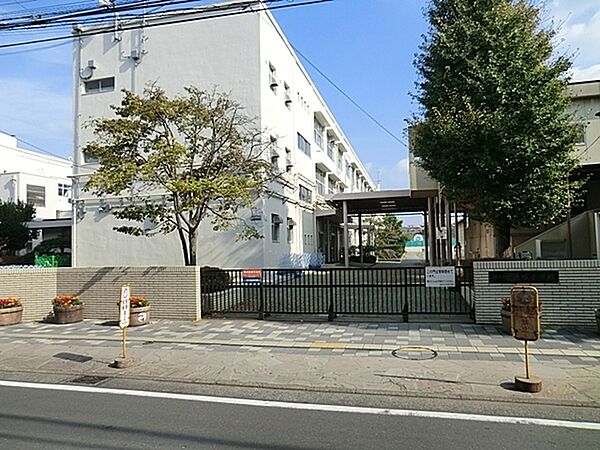 横浜市立戸塚中学校まで1100m、徒歩約13分です。