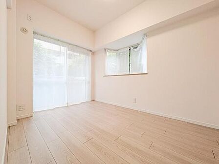 窓からの光が嬉しい洋室です。収納もあり、荷物が多い方にも安心です♪