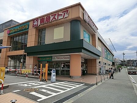 東急ストア田奈店まで791m、徒歩9分です。小さな店舗ですが品揃え豊富で駅からも近く買い物がしやすいと人気です。2階にはドラッグストアが入っています。