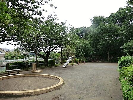 長津田第三公園まで693m、徒歩約8分です。自然豊かな公園です。卒業、入学のシーズンには桜を背景に写真を撮っている家族が多くみられます。