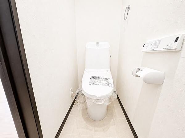 清潔感のある内装のすっきりとしたデザインのトイレです。水周りが綺麗だと安心ですね。