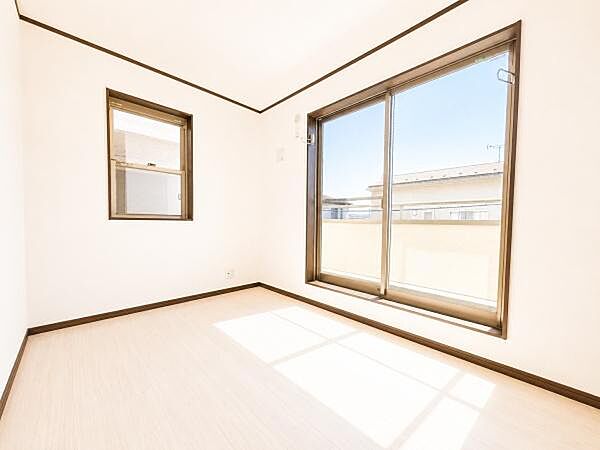 窓からの光が嬉しい洋室です。収納もあり、荷物が多い方にも安心です♪