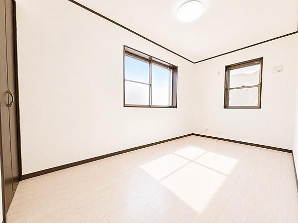 二面採光の明るく、落ち着きのある洋室！休日はこちらでおくつろぎ下さい♪
