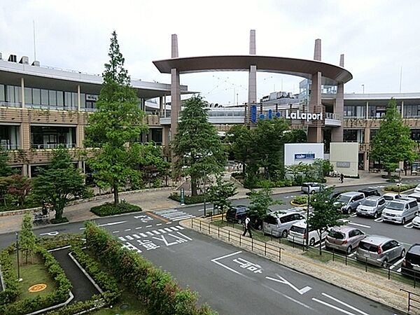 ららぽーと横浜まで1200m、徒歩約15分です。大型のショッピングモールです。人気のお店がたくさんありいつも人で賑わっています。