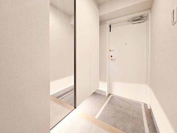 収納豊富な玄関です。この明るい玄関が気持ちよく家族を迎え入れます♪
