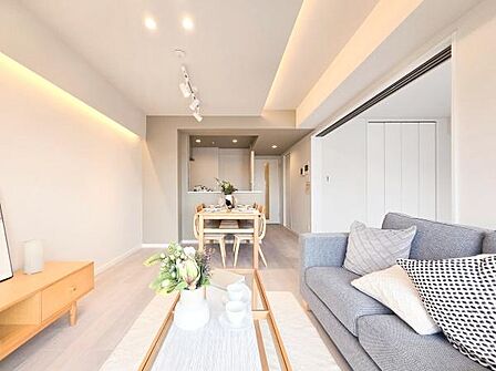 窓からは明るい光が差し込みます！電気をつけなくても明るいです。