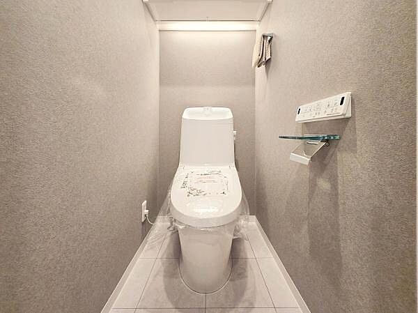 清潔感のある内装のすっきりとしたデザインのトイレです。水周りが綺麗だと安心ですね。