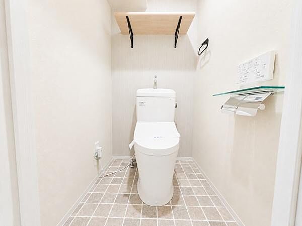 清潔感のある内装のすっきりとしたデザインのトイレです。水周りが綺麗だと安心ですね。