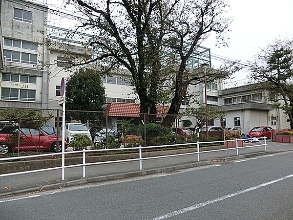 横浜市立万騎が原中学校まで660m、徒歩約8分です