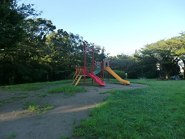 南本宿公園まで864m、徒歩約11分です。自然ゆたかな森の中の公園！こぢんまりとした公園ですが遊具に生き物観察、たっぷり遊べます。