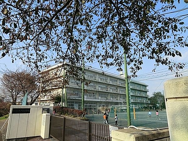横浜市立平戸台小学校まで450m、徒歩約6分です。自分らしさの発揮（自己肯定感）や伝え合う言葉の力の育成を目指します。