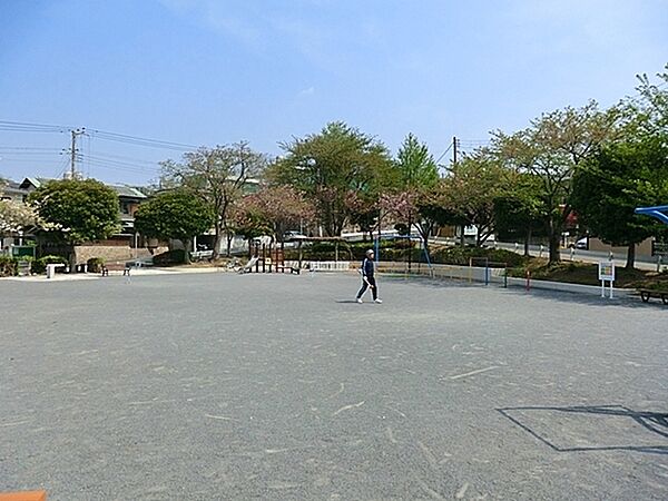 小山台一丁目公園まで467m、徒歩約7分です。住宅街の十分な広さの公園です。公園の設備には水飲み・手洗い場があります。