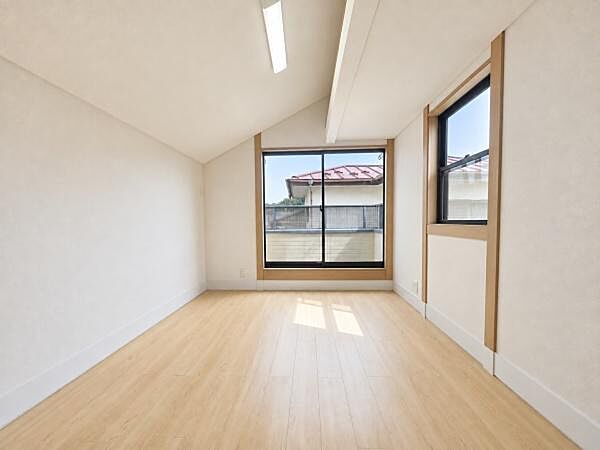 二面採光の明るく、落ち着きのある洋室！休日はこちらでおくつろぎ下さい♪