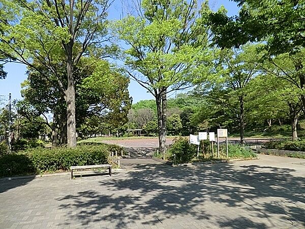 港南台西公園まで676m、徒歩約8分です。
