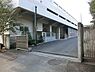 周辺：横浜市立岩崎中学校まで1028m、社会に尽くせる人になるために、やさしい心・確かな学力・自主自律の精神の三つを重点取り組み分野として掲げています。