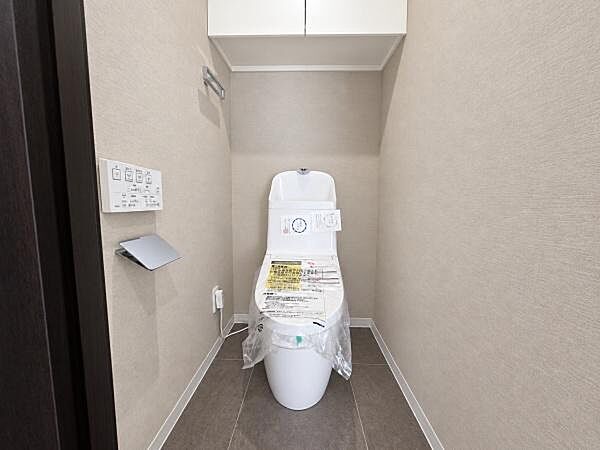 清潔感のある内装のすっきりとしたデザインのトイレです。水周りが綺麗だと安心ですね。