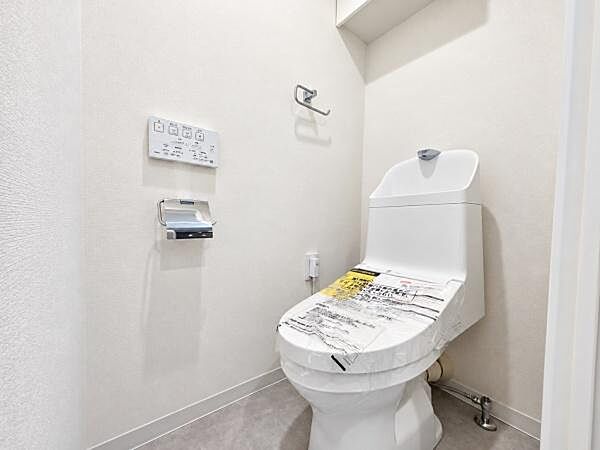 清潔感のある内装のすっきりとしたデザインのトイレです。水周りが綺麗だと安心ですね。