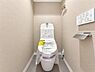 トイレ：清潔感のある内装のすっきりとしたデザインのトイレです。水周りが綺麗だと安心ですね。