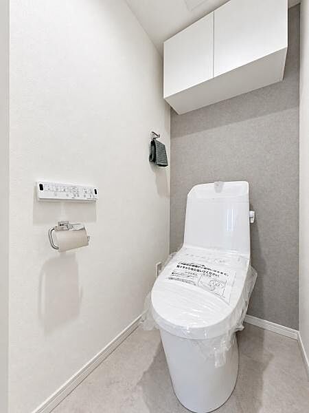 清潔感のある内装のすっきりとしたデザインのトイレです。水周りが綺麗だと安心ですね。