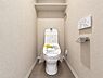 トイレ：清潔感のある内装のすっきりとしたデザインのトイレです。水周りが綺麗だと安心ですね。