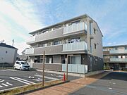 六実駅より徒歩3分 築8年8ヶ月 3階建の賃貸物件