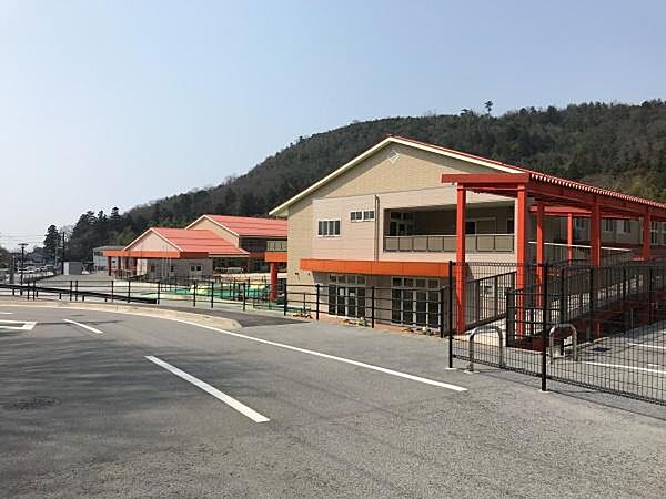 米原市立おうみ認定こども園まで1500m
