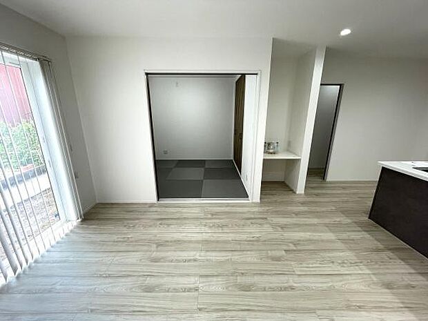 リビングからつながる和室カウンターがありワークスペースもあります