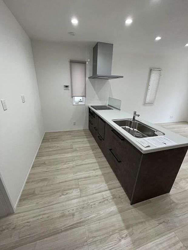 ダークブラウンの建具で落ち着いた内装です