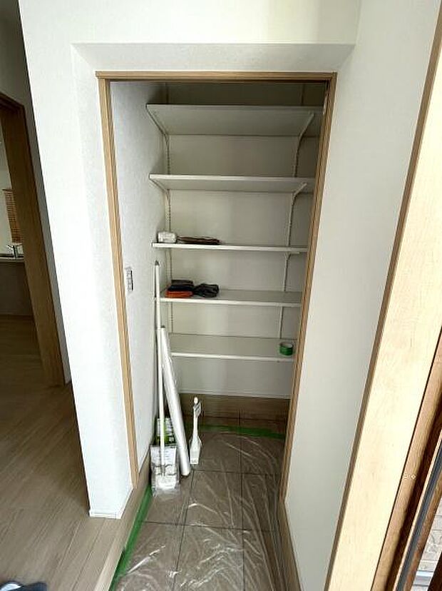 土間収納には可動棚があり家族の靴がスッキリ収納できます