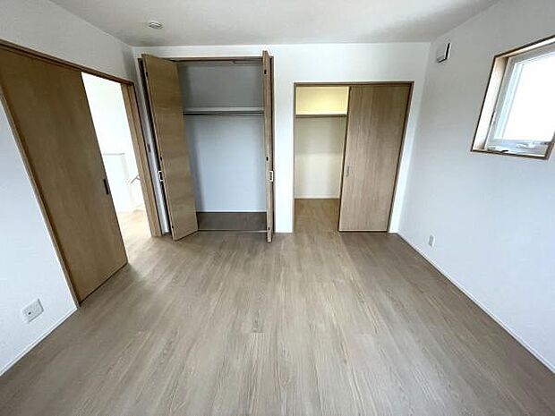 8帖の主寝室にはクローゼットとウォークインクローゼットがあり季節のものもスッキリと片付きます