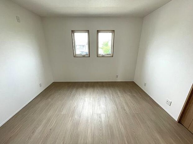 主寝室はゆったり8帖