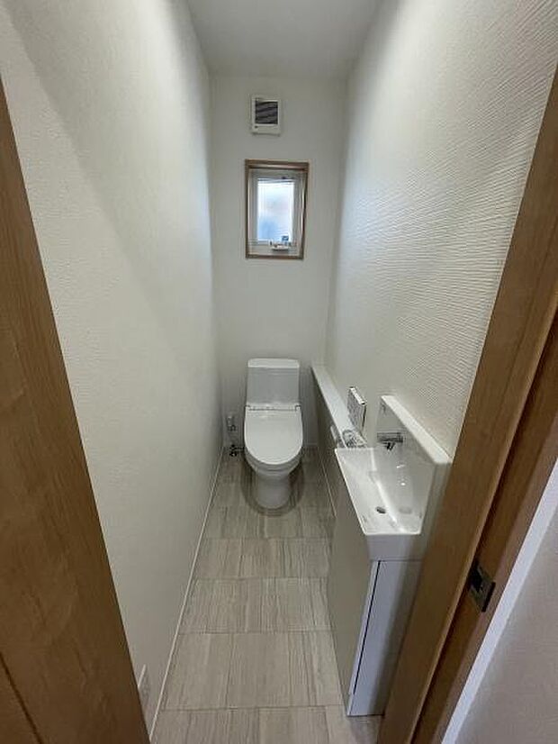 1階トイレは手洗いが別になった使い勝手の良いトイレです