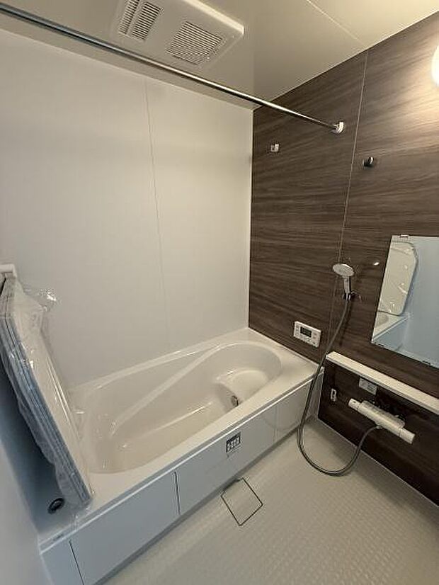 浴室乾燥機付きでお天気の悪い日のお洗濯ものも安心足を伸ばしてゆったりと入れる浴槽ですエコベンチを採用して半身浴が楽しめます。お湯の量も節約！