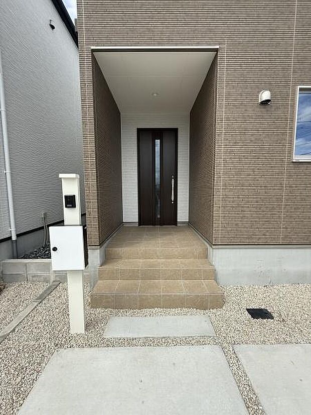 モニター付きインターホンがあり来客も安心です