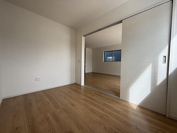 4.3帖1階の洋室ワークスペースとしても使えるお部屋です！