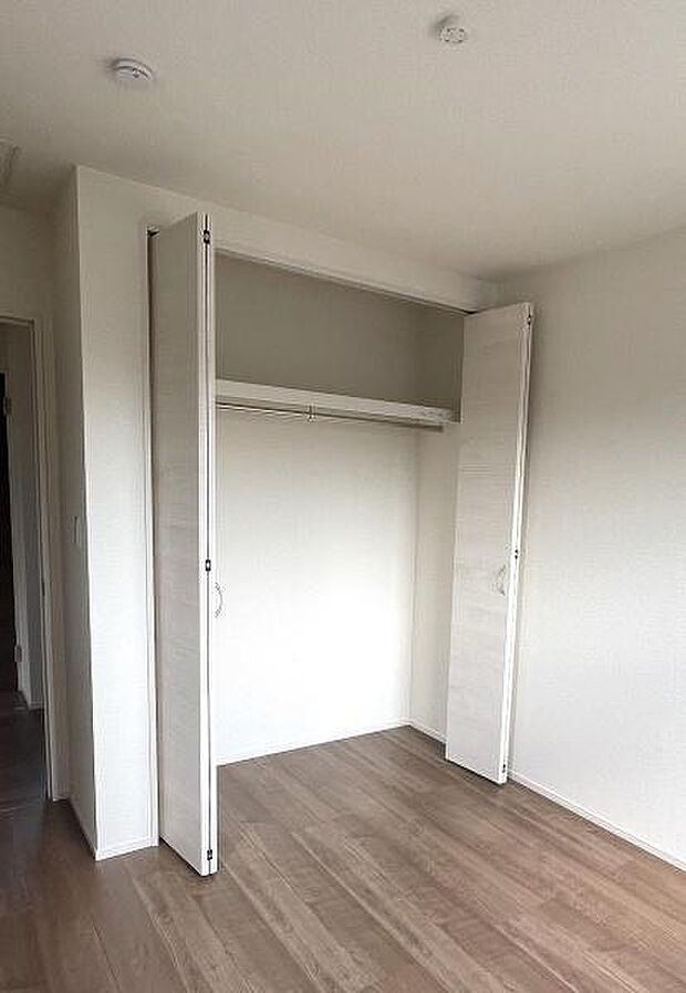 洋室にはクローゼットがありお部屋を広々と使えます