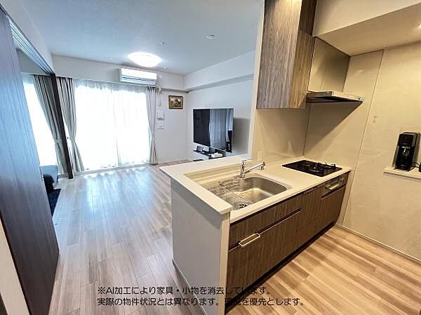 リビングが見渡せるカウンターキッチン※掲載写真はAI処理により家具・小物を消去しています。実際の室内状況とは異なる場合があります。現況を優先とします。