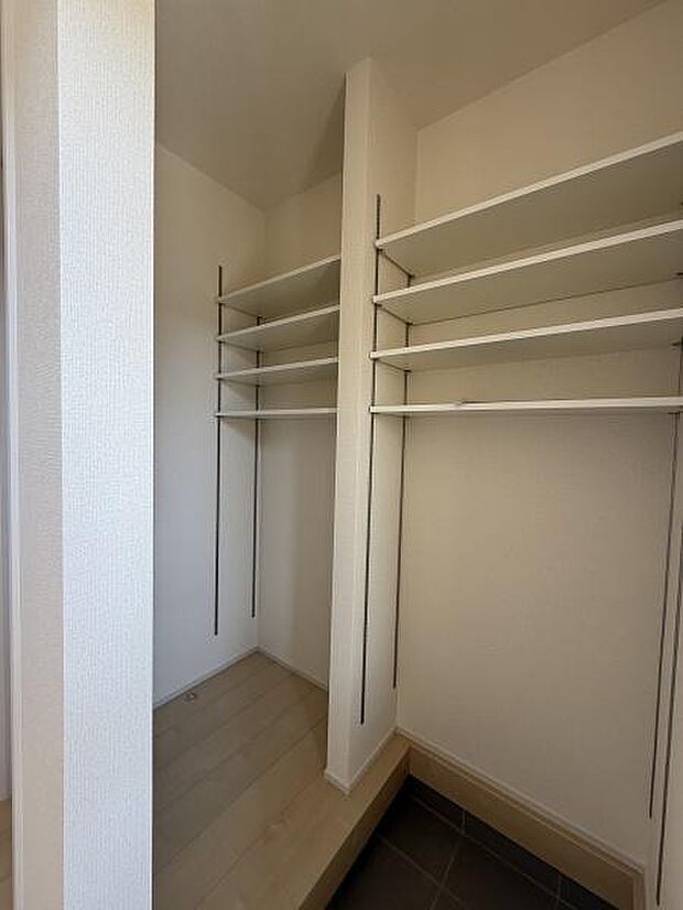 シューズクロークがあり家族の靴がスッキリ片付きます