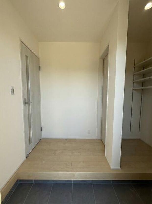 明るくゆったりとした玄関