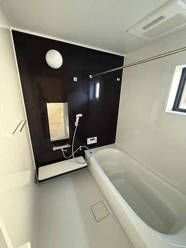 浴室乾燥機付きでお天気の悪い日のお洗濯ものも安心足を伸ばしてゆったりと入れる浴槽ですエコベンチを採用して半身浴が楽しめます。お湯の量も節約!