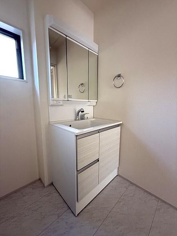 使いたいものがすぐに手に取れるオープン棚のミラーキャビネット。フラット部分には小物等を置くことができ便利です！