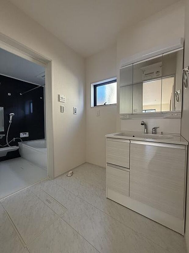 ゆったりとした洗面室