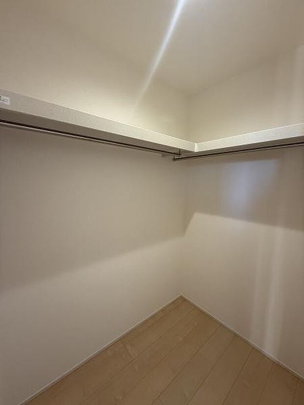 たっぷり収納できるウォークインクローゼット