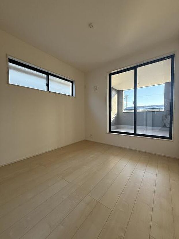 5.34帖のバルコニーに面した明るい洋室