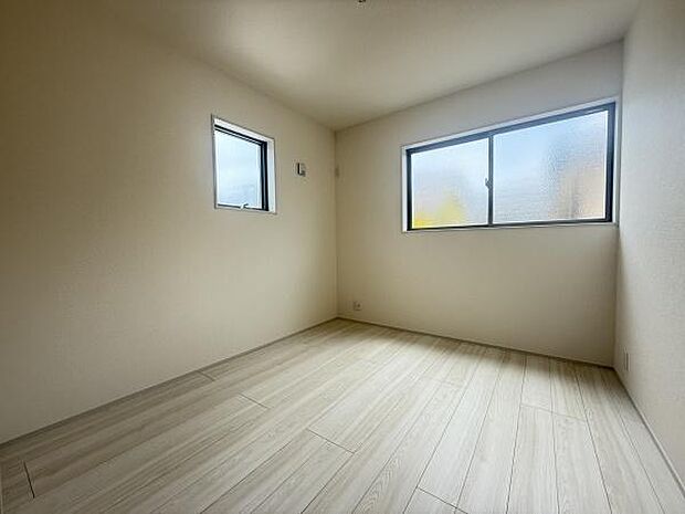 同社施工例写真子供部屋にぴったりな洋室。クローゼットがありお部屋を広々と使えます色・仕様は実際の物件と異なる場合がございます。