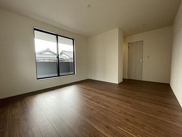 同社施工例写真主寝室はウォークインクローゼット付きです！色・仕様は実際の物件と異なる場合がございます。