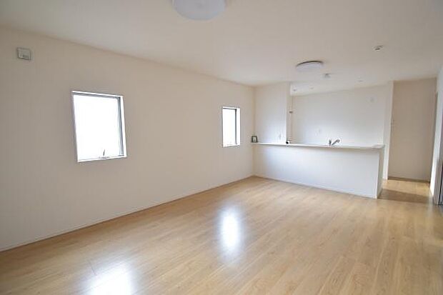 同社施工例写真　リビング日当たり良好な広々リビング