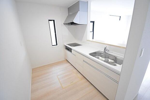 同社施工例写真 キッチンリビングが見渡せるカウンターキッチン IHクッキングヒーターでお手入れもラクラク色・仕様は実際の物件と異なる場合がございます。